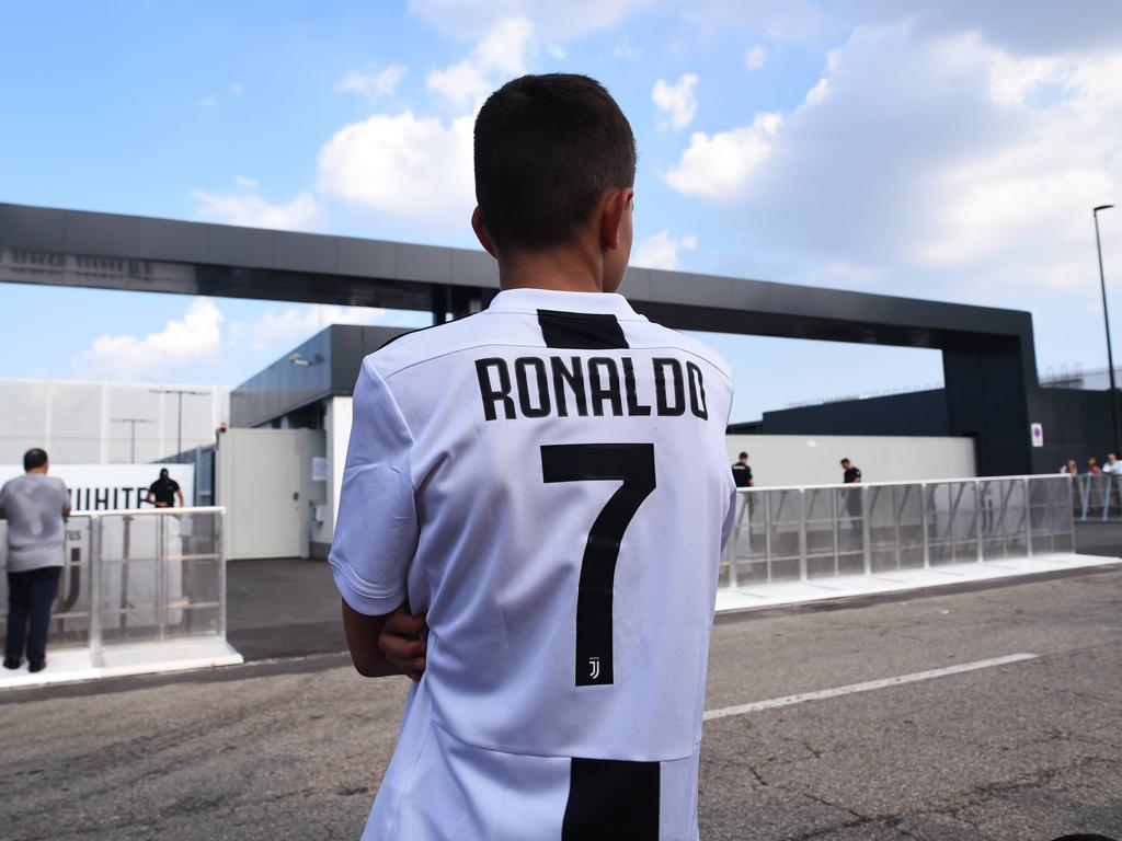Un aficionado espera a Ronaldo con su camiseta. (Foto: Imago)