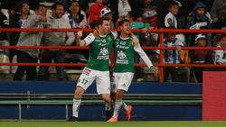 Mauro Boselli (izq.) celebrando uno de sus goles con el Club León. (Foto: Getty)