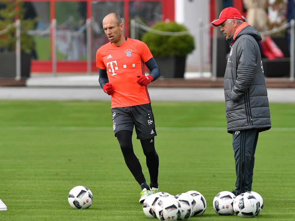 Trainer Carlo Ancelotti (r.) braucht mit dem FC Bayern München mal wieder ein Erfolgserlebnis