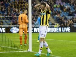 Ricky van Wolfswinkel baalt van een gemiste kans tegen Heracles Almelo. De spits van Vitesse kan niet voor de openingstreffer zorgen. (06-11-2016)
