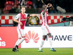 Ajax-verdediger Davinson Sánchez (r.) uit zijn respect voor de overleden spelers van Chapecoense na zijn doelpunt tegen FC Groningen. (04-12-2016)