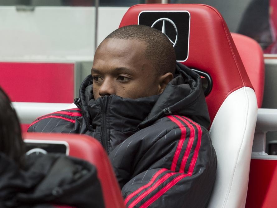 Thulani Serero kijkt toe vanaf de bank tijdens de wedstrijd van Ajax tegen FC Utrecht. (17-04-2016)