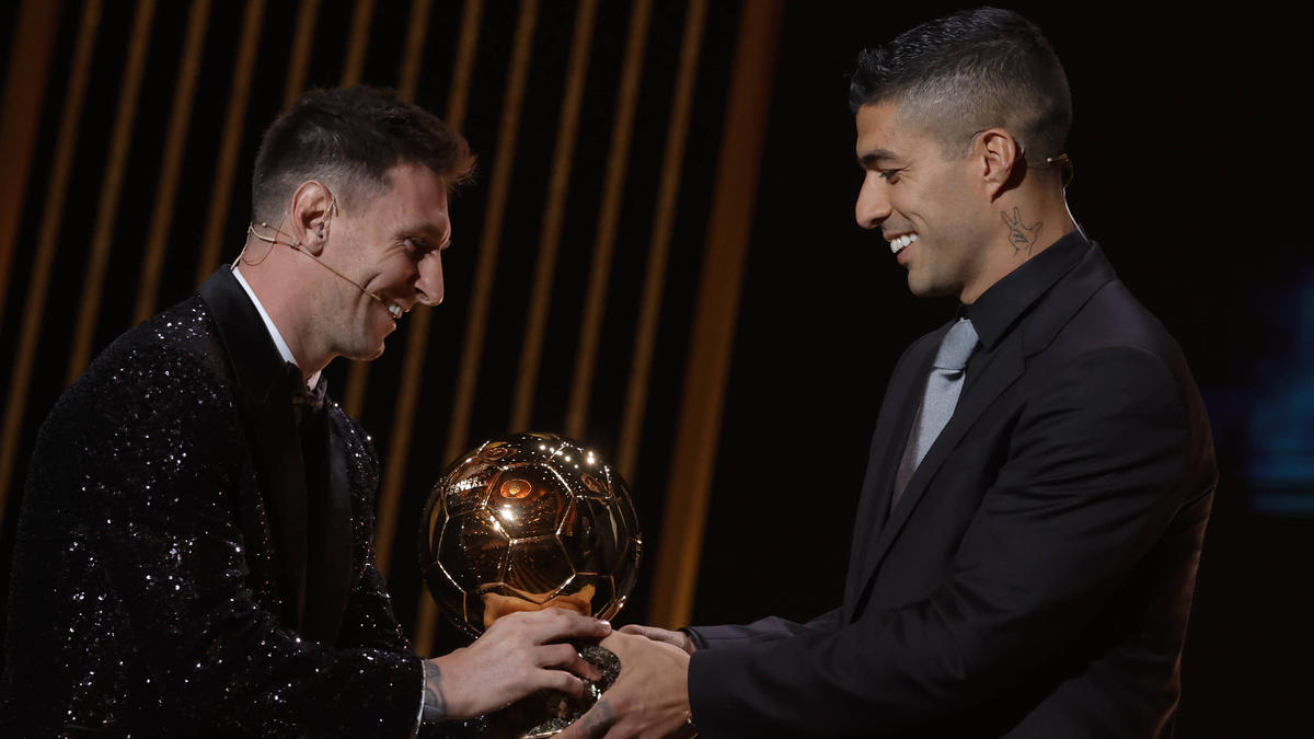 Lionel Messi (l.) bekam den Ballon d'Or von seinem guten Freund Luis Suárez überreicht