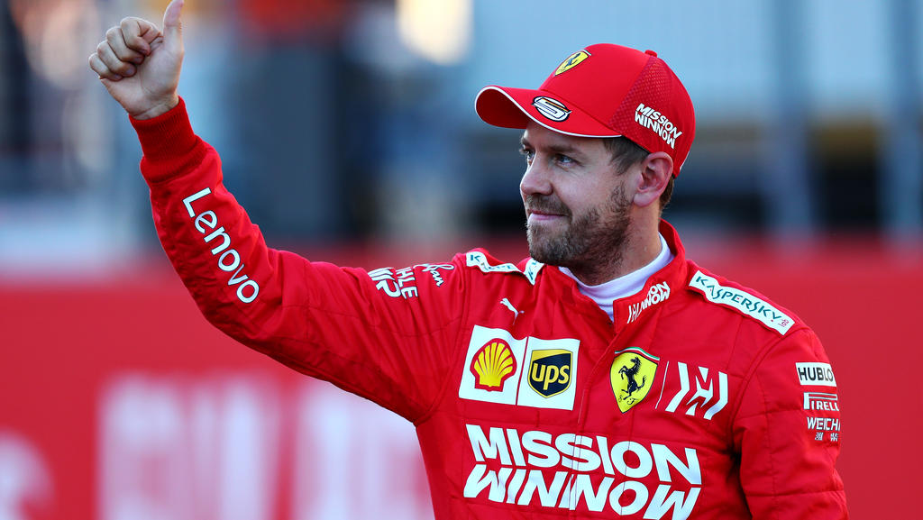 Sebastian Vettel freut sich über seinen neuen Boliden Sebastian Vettel freut sich über seinen neuen Boliden