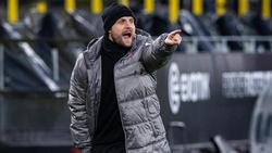 Bo Svensson steht an der Seitenlinie und gibt Anweisungen an seine Spieler
