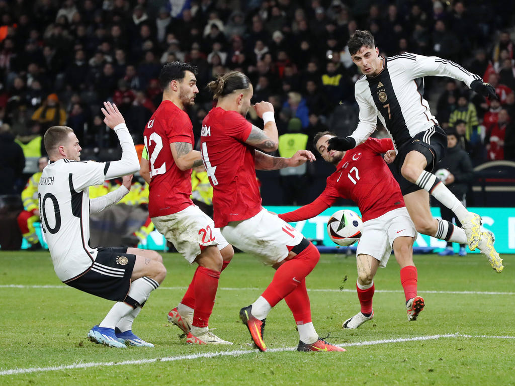 Marvin Ducksch, Kaan Ayhan, Abdülkerim Bardakci, Yusuf Sari, Kai Havertz / Zweikampf / Spielszene / Marvin Ducksch, Kaan Ayhan, Abdülkerim Bardakci, Yusuf Sari, Kai Havertz / Zweikampf / Spielszene /