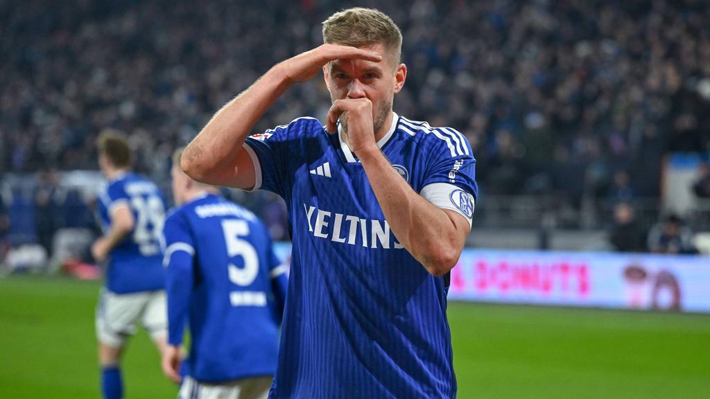 Schalke-Star Terodde jubelt über sein Tor zum 3:0