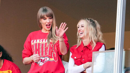 Taylor Swift (l.) hat im Vorjahr mehrere NFL-Spiele besucht