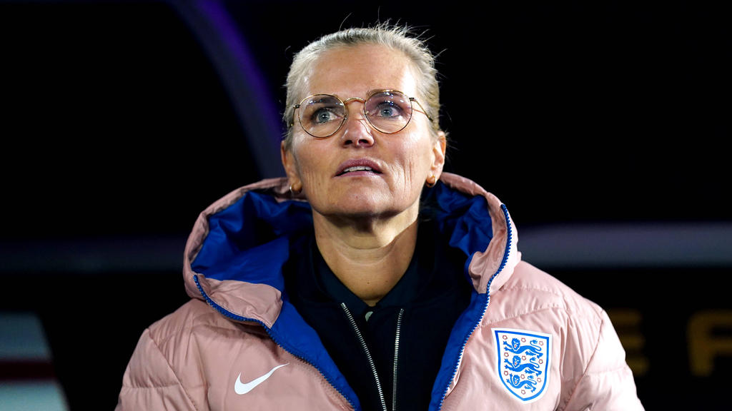 Englands Cheftrainerin Sarina Wiegman fordert mehr Trainerinnen im Fußball.
