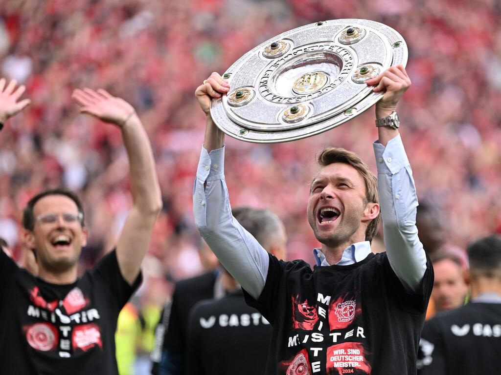 Simon Rolfes (r.) hat seinen Vertrag erst im Herbst bis 2028 verlängert. Simon Rolfes (r.) hat seinen Vertrag erst im Herbst bis 2028 verlängert.