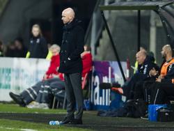Erik ten Hag kijkt tijdens de uitwedstrijd van FC Utrecht toe hoe zijn manschappen het doen tegen AZ. (19-12-2015)