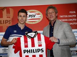 Marco van Ginkel (l.) wordt gepresenteerd als nieuwe speler van PSV. (01-02-2016)