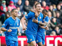 Luuk de Jong (m.) wordt gefeliciteerd met zijn treffer door Adam Maher (l.) en Luciano Narsingh (r.) tijdens FC Groningen - PSV Eindhoven. (23-11-2014)