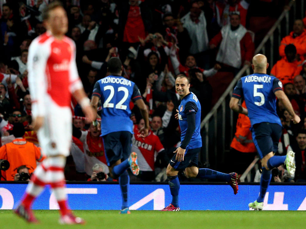 Berbatov (segundo por la derecha) celebra un tanto ante el Arsenal en Champions. (Foto: Getty)