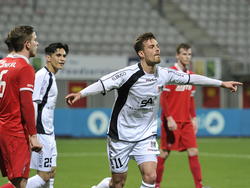 Vlak voor rust zet Christian Santos (m.) NEC op 0-1 tegen Jong FC Twente. Hij viert zijn doelpunt in een nagenoeg lege JENS Vesting. (09-03-2015)