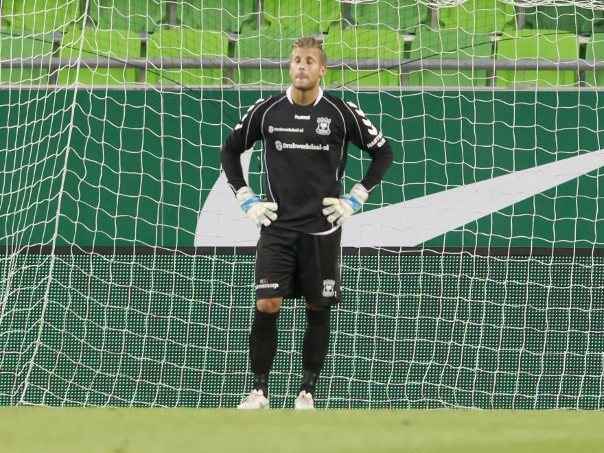Doelman Erik Cummins van Go Ahead Eagles kan wel door de grond zakken als hij met een fout in het Europa League-duel met Ferencvárosi TC de 2-0 heeft ingeleid. (09-07-2015)