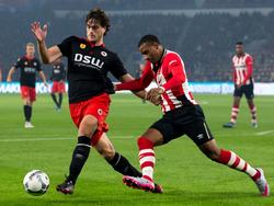 Jurgen Mattheij (l.) is te sterk voor Luciano Narsingh (r.) tijdens het competitieduel PSV - Excelsior. (17-10-2015)