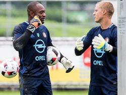 Kenneth Vermeer en Pär Hansson in gesprek op de training van Feyenoord (30/06/2016).