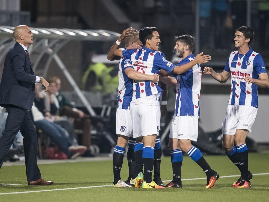 SC Heerenveen viert de 1-0 van Sam Larsson (l.) tijdens het competitieduel Roda JC Kerkrade - sc Heerenveen (17-09-2016).