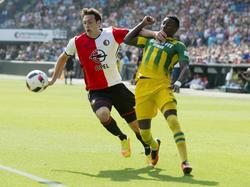 Feyenoord-verdediger Eric Botteghin (l.) troeft ADO Den Haag-aanvaller Sheraldo Becker (r.) af in een sprint duel. Becker maakt tegen Feyenoord zijn debuut voor de Hagenezen. (11-09-2016)