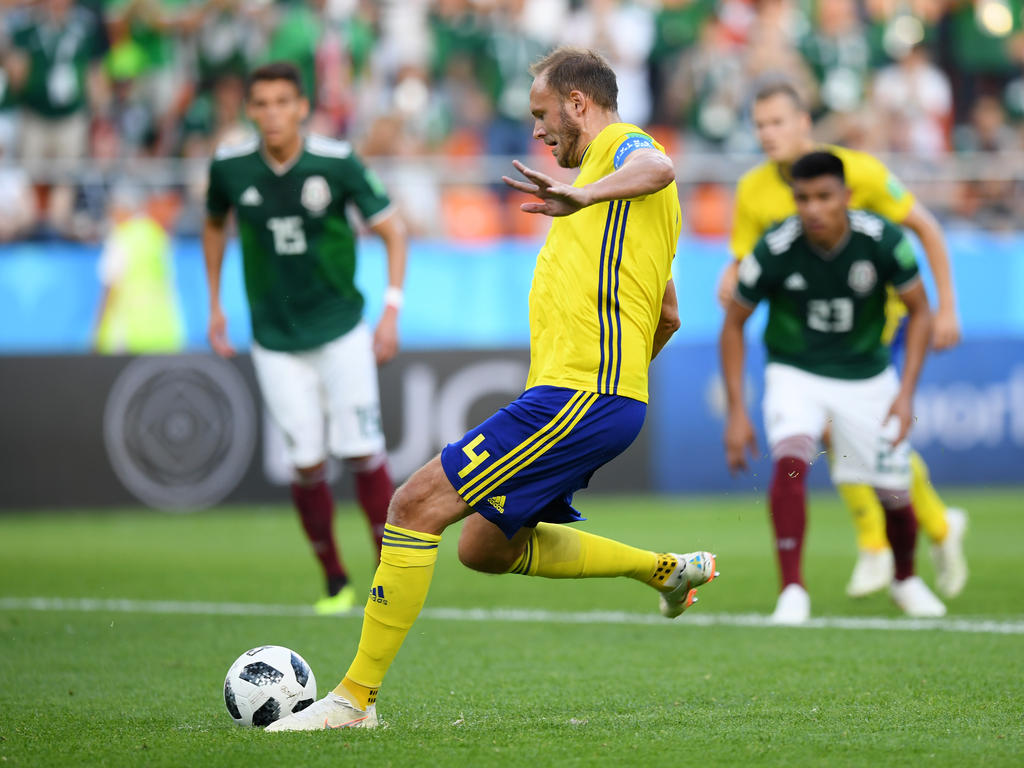 Andreas Granqvist lanza una pena máxima ante México. (Foto: Getty)