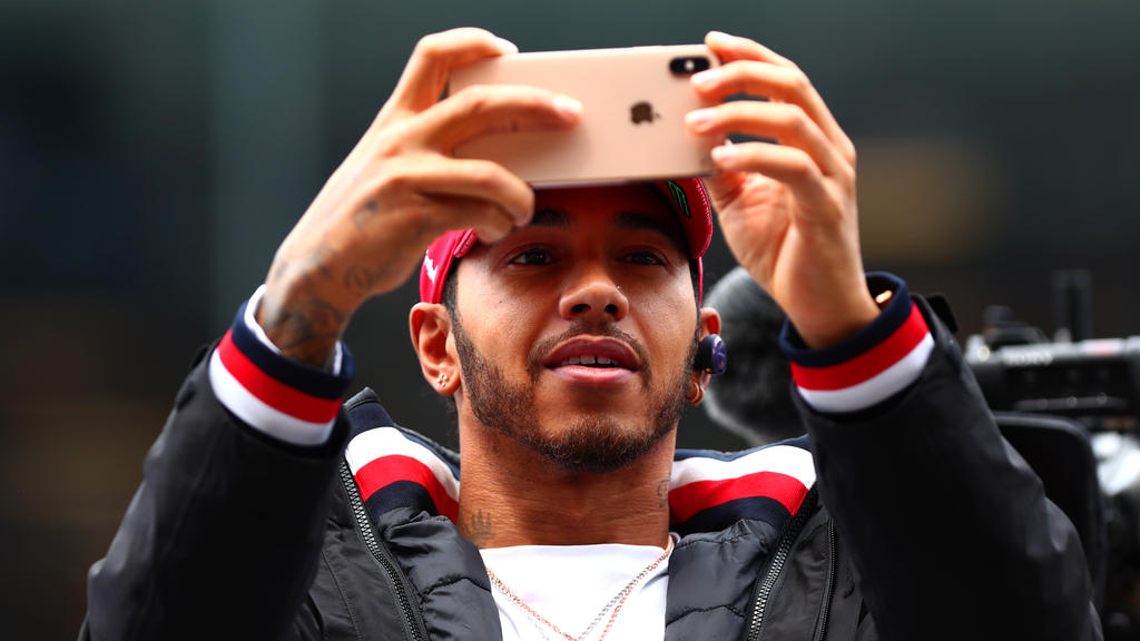 Lewis Hamilton traf einen jungen Fan Lewis Hamilton traf einen jungen Fan