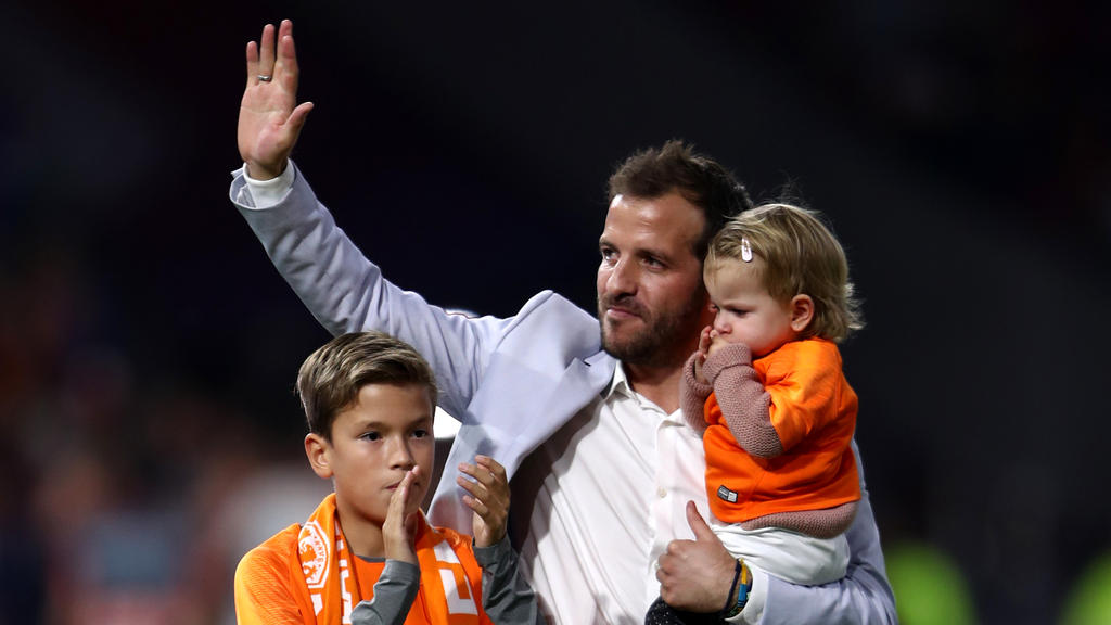 Rafael van der Vaart darf sich vom Hamburger Publikum verabschieden Rafael van der Vaart darf sich vom Hamburger Publikum verabschieden