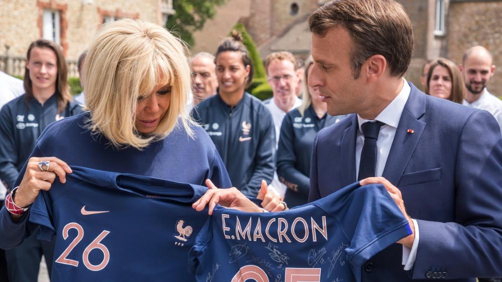 Macron erhielt ein signiertes Trikot als Geschenk