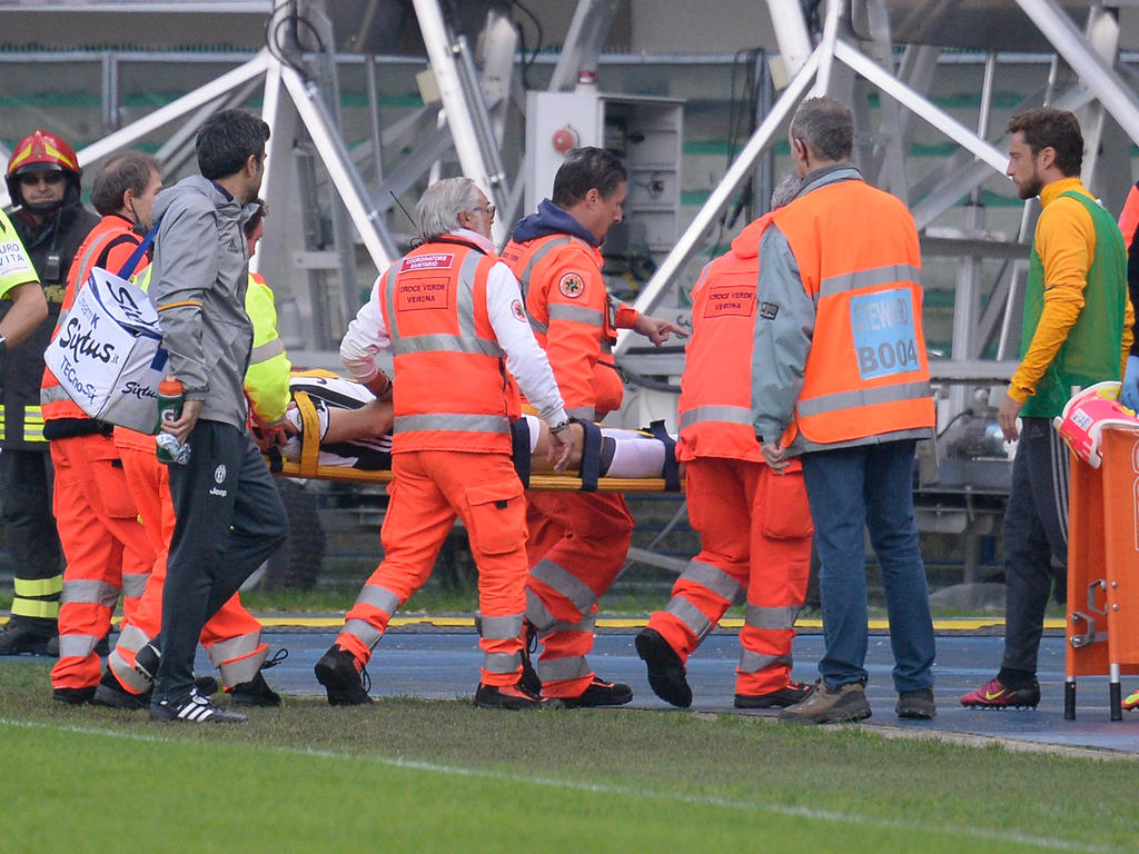 Barzagli cayó lesionado en los primeros compases del partido en Verona. (Foto: Getty)