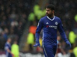Diego Costa vraagt om kalmte tijdens het competitieduel Burnley - Chelsea (12-02-2017).