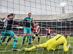 Jeroen Zoet (r.) probeert de bal voor de lijn te keren, onder toeziend ook van medespelers Siem de Jong (m.) en Andrés Guardado (l.). Feyenoorders denken dat de bal de lijn is gepasseerd. (26-02-2017)