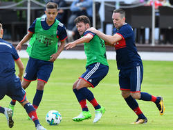 Juan Bernat (M.) musste das Bayern-Training abbrechen