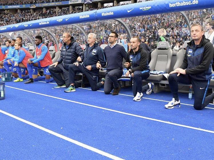 Kniefall-Protest: Die Hertha-Spieler vor dem Anpfiff der Partie gegen Schalke 04 - Quelle: Twitter