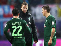 Florian Kohfeldt (Mitte) blickt optimistisch auf das Spiel gegen den VfB