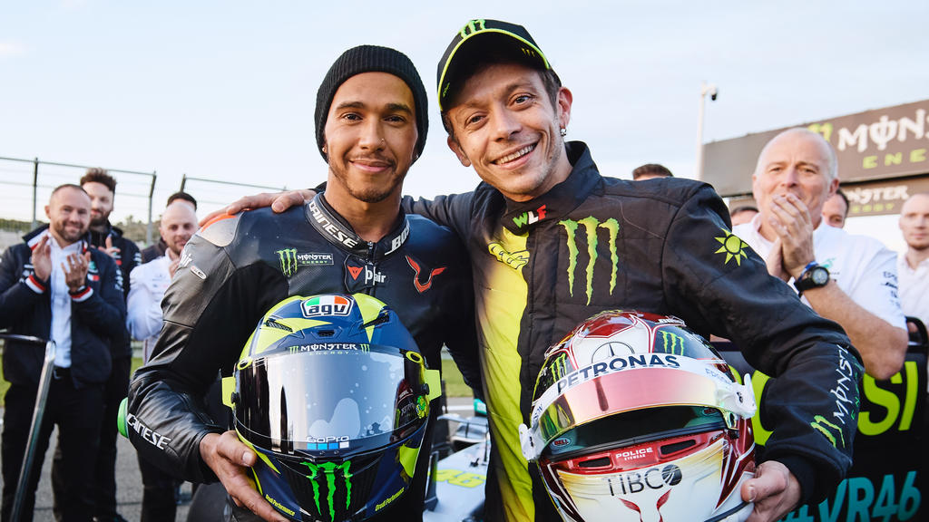 Lewis Hamilton (l.) und Valentino Rossi tauschten ihre Einsatzfahrzeuge Lewis Hamilton (l.) und Valentino Rossi tauschten ihre Einsatzfahrzeuge