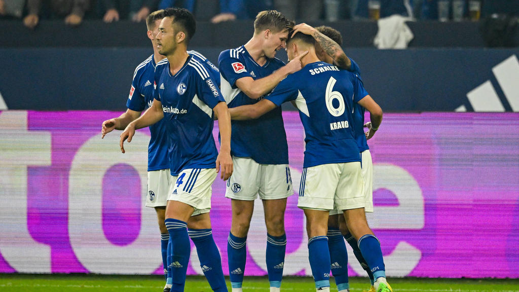 Der FC Schalke 04 jubelt über den Sieg gegen den VfL Bochum Der FC Schalke 04 jubelt über den Sieg gegen den VfL Bochum