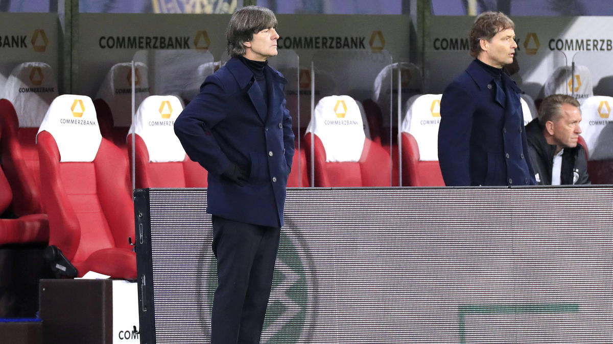 Bundestrainer Joachim Löw muss weiter um seinen Job fürchten Bundestrainer Joachim Löw muss weiter um seinen Job fürchten