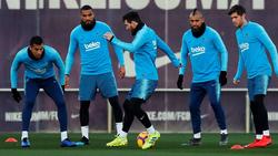Das Training mit Lionel Messi (M.) hat bei Kevin-Prince Boateng (2.v.l.) Spuren hinterlassen
