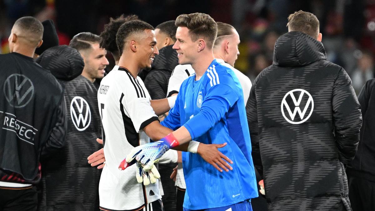 Kehrer und Ter Stegen in Frankfurt angekommen