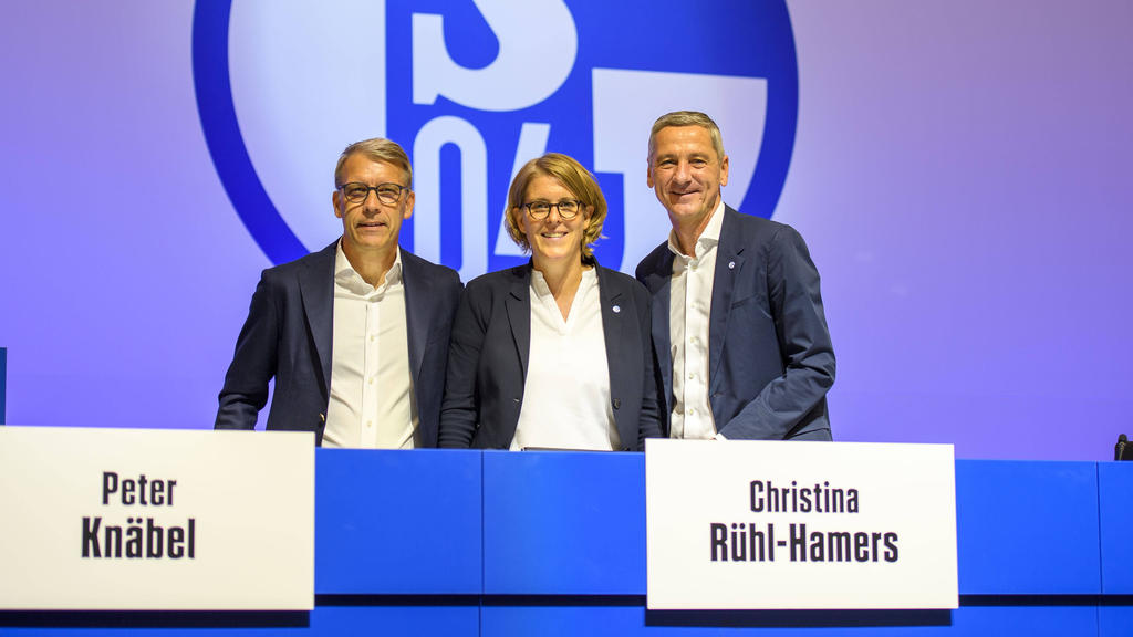 Bernd Schröder (r.) hat sein Amt beim FC Schalke 04 niedergelegt