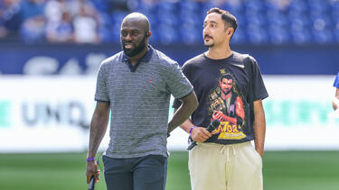 Hans Sarpei (l.) leidet mit dem FC Schalke 04