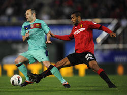 Barcelonas Andrés Iniesta (l.) entwischt Mallorcas Fernando Tissone