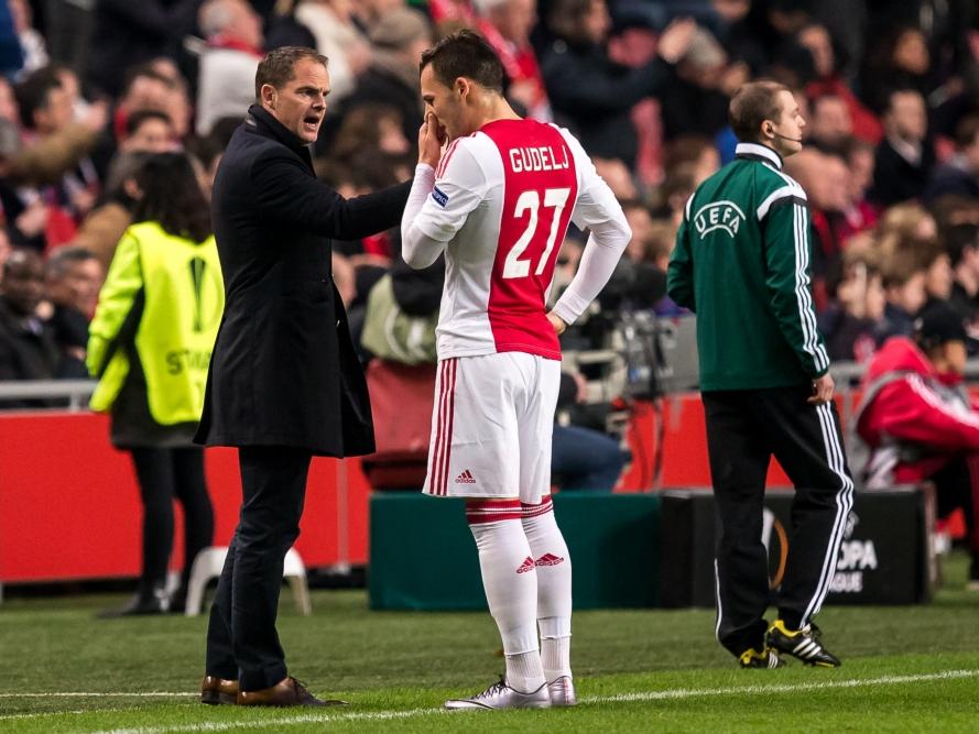 Frank de Boer (l.) roept Nemanja Gudelj bij zich tijdens de Europa League-wedstrijd Ajax - Molde FK. De oefenmeester geeft zijn middenvelder instructies mee. (10-12-2015) Frank de Boer (l.) roept Nemanja Gudelj bij zich tijdens de Europa League-wedstrijd Ajax - Molde FK. De oefenmeester geeft zijn middenvelder instructies mee. (10-12-2015)