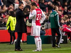 Frank de Boer (l.) roept Nemanja Gudelj bij zich tijdens de Europa League-wedstrijd Ajax - Molde FK. De oefenmeester geeft zijn middenvelder instructies mee. (10-12-2015)