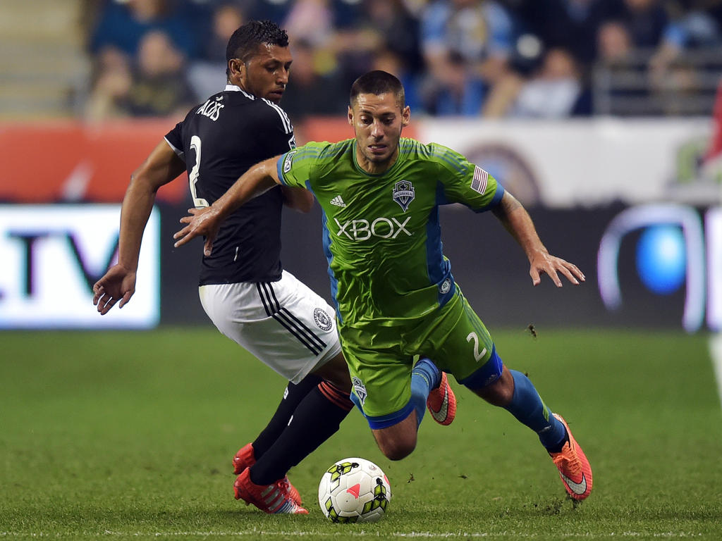 Clint Dempsey (r.) von den Seattle Sounders fällt im Zweikampf mit Carlos Valdes von Philadelphia Union zu Boden