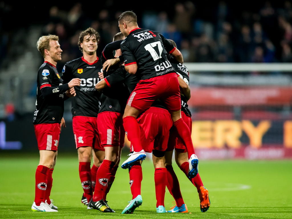 De spelers van Excelsior vliegen elkaar tijdens het bekerduel met NAC Breda in de armen na het openingsdoelpunt van Adil Auassar. (18-12-2014).