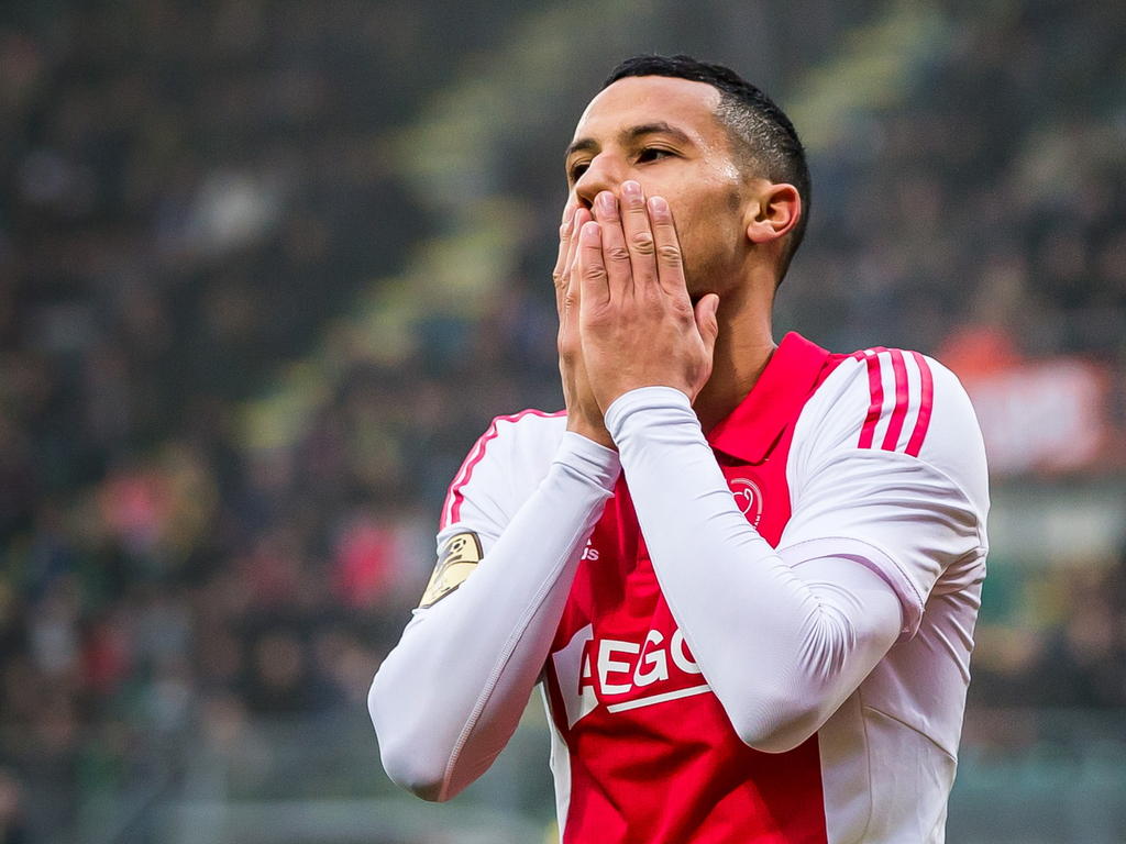 Ricardo van Rhijn lijkt te beseffen dat Ajax een winst heeft weggegeven tegen ADO Den Haag. (30-11-2014)