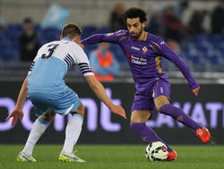 Stefan de Vrij (l.) probeert Mohamed Salah (r.) af te stoppen tijdens het competitieduel Fiorentina - Lazio Roma. (09-03-2015)