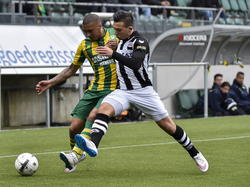 Brahim Darri (r.) moet mee naar achteren als Gianni Zuiverloon het op zijn heupen krijgt tijdens ADO Den Haag - Heracles Almelo. (15-03-2015)