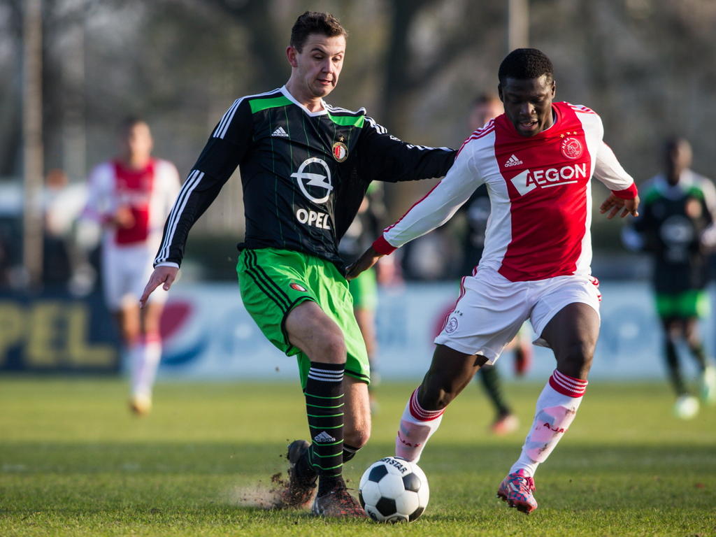 Rick van der Struis (l.) van Feyenoord A1 vecht een duel uit met Ajax A1-speler Terry Sanniez. (29-11-2014)